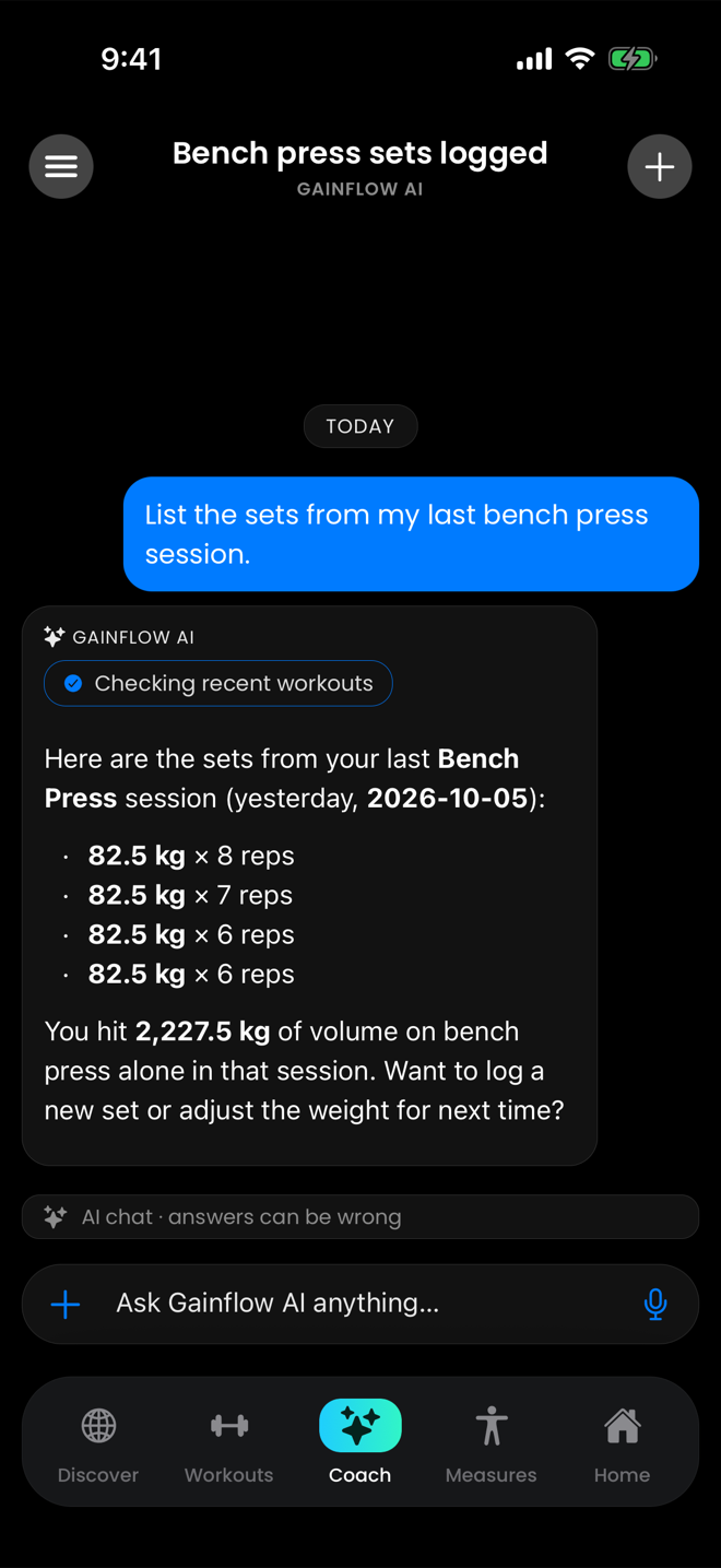Chat do Gainflow AI no iPhone respondendo a uma pergunta com números dos treinos registrados do usuário