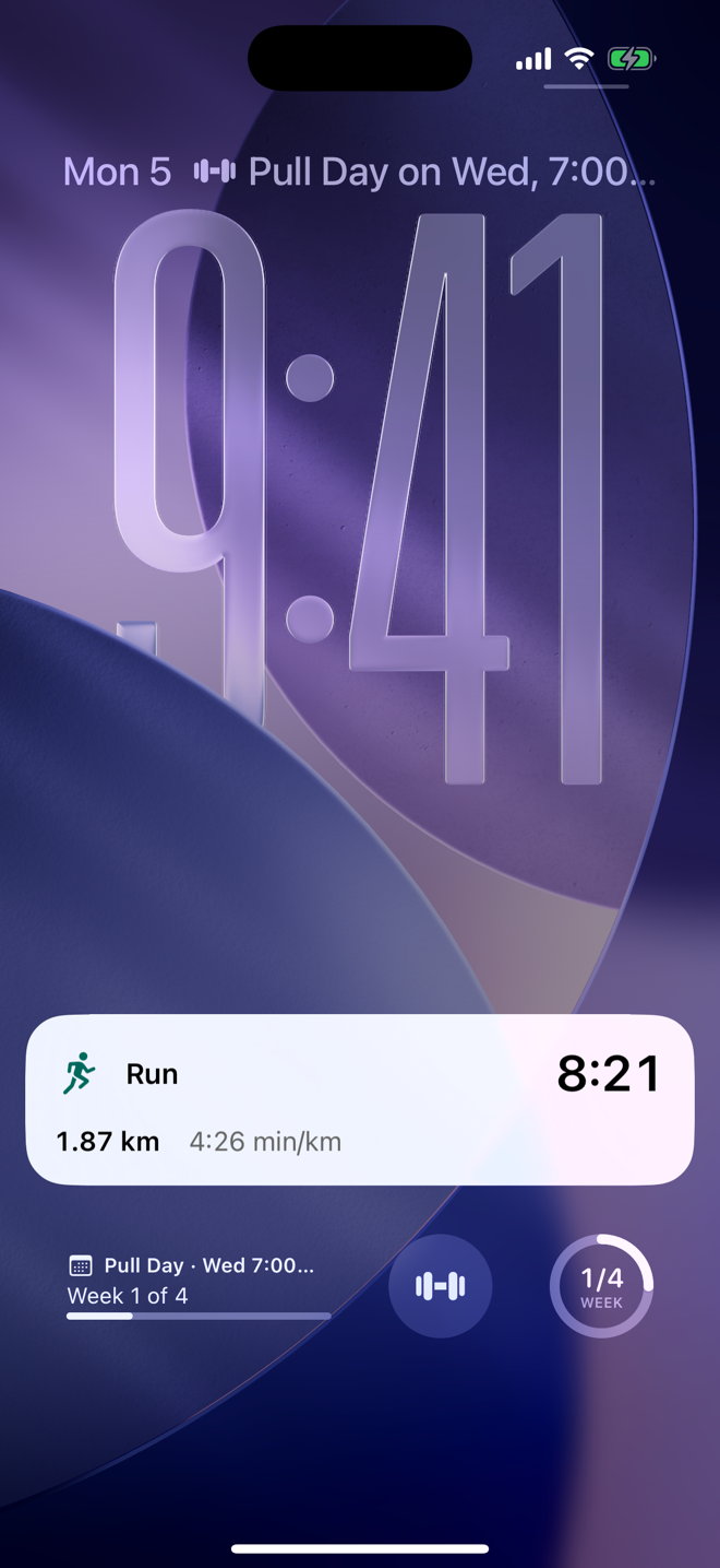 Tela Bloqueada do iPhone com a Atividade ao Vivo de GPS do Gainflow mostrando o tipo de atividade, o tempo, a distância e o ritmo médio